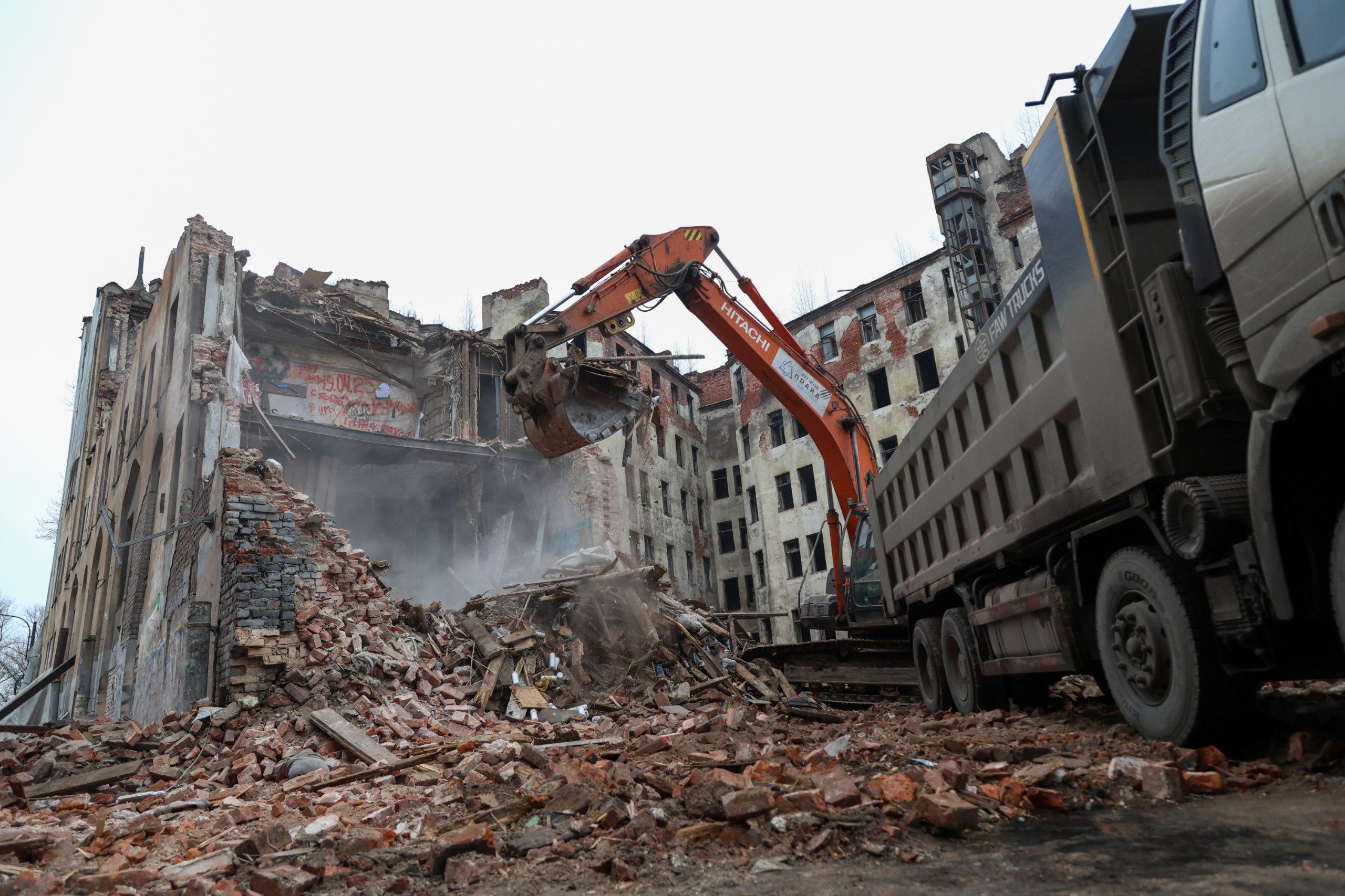 Демонтаж здания на Невском